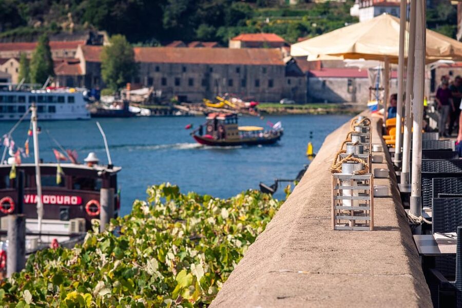 Porto: Flexible Walking Tour in Medieval Area - What the Walkbox app adds