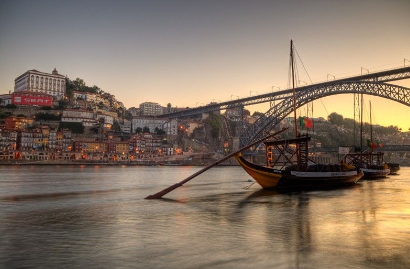 Porto: Full-Day All-Inclusive Private City Sightseeing Tour - Walking through Porto’s UNESCO-listed center