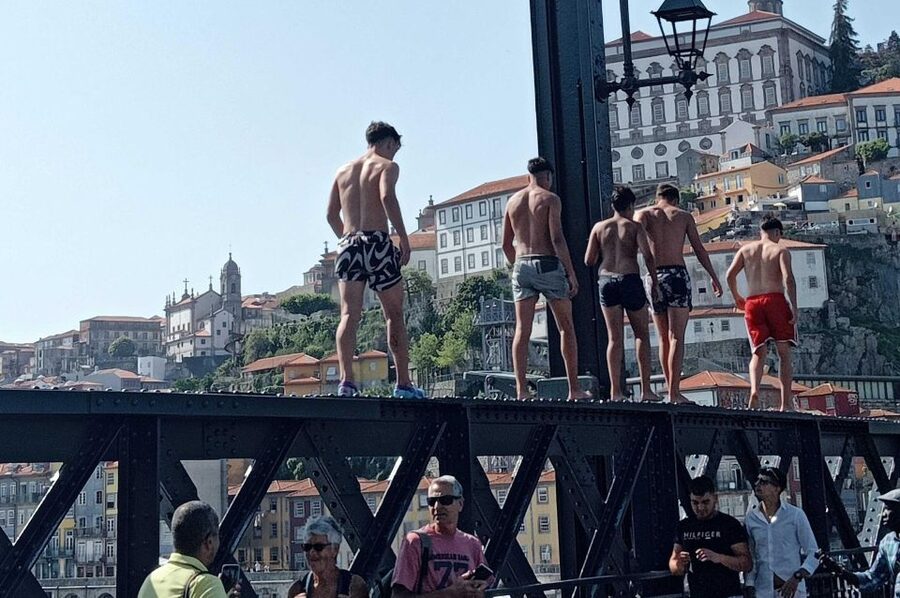 Porto: Guided Walking Tour - Down toward Ribeira and the Luis Bridge