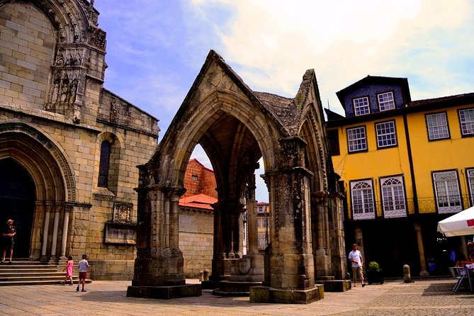 Porto: Guimaraes & Braga Small Group Tour with Lunch and Tickets - A calm start from central Porto