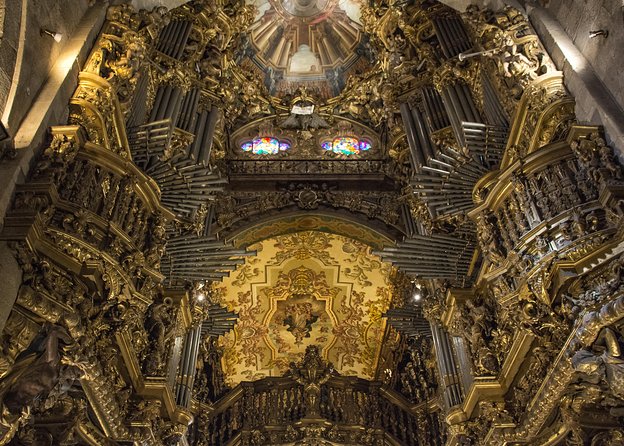 Porto: Guimaraes & Braga Small Group Tour with Lunch and Tickets - The Ducal Palace and Largo da Oliveira