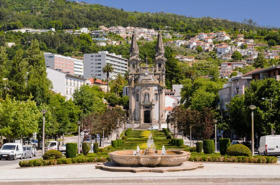 Porto: Guimarães & Braga Tour with Entry Tickets and Lunch - A northern Portuguese lunch with Vinho Verde