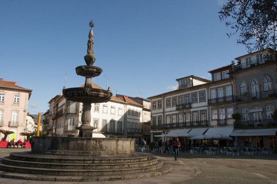 Porto: Guimarães & Braga Tour with Entry Tickets and Lunch - Who should book this experience