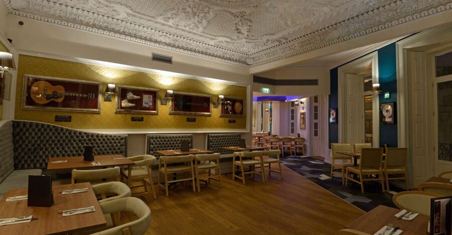 Porto: Hard Rock Cafe Skip-the-Line with Set Menu - A Central Meal Beside Aliados Avenue