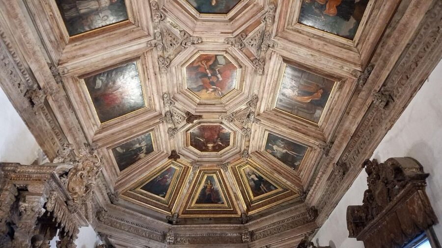 Porto Historic Center: Private Walking Tour & Cathedral - Down through São Lourenço and the old alleys