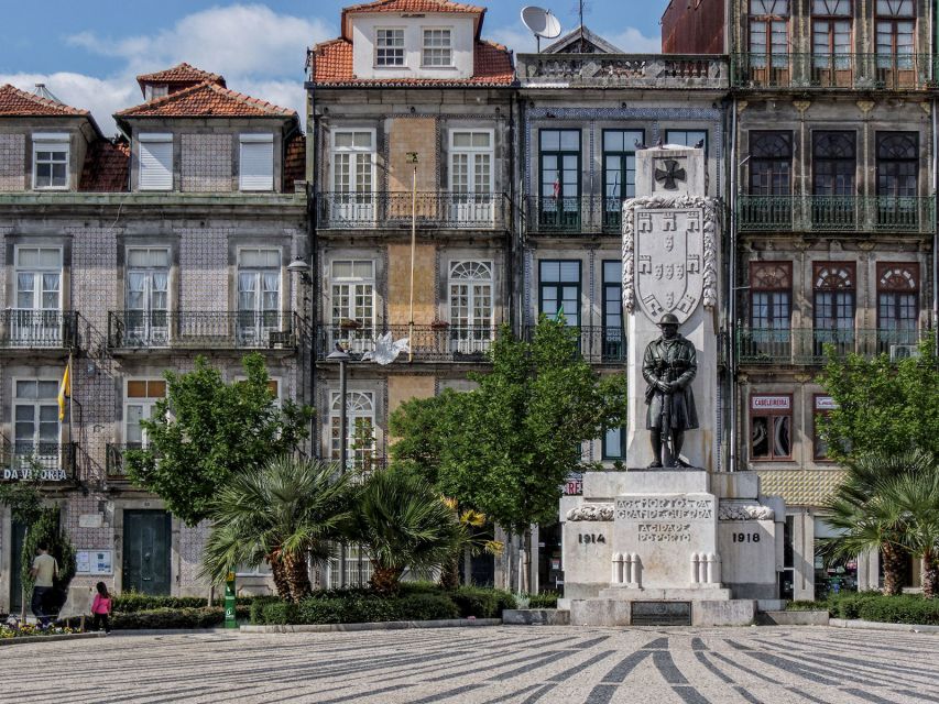 Porto: Historic e-Bike Tour with a guide - Cordoaria, Clérigos, and Livraria Lello