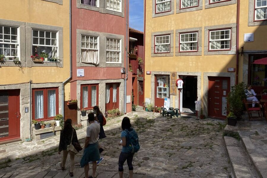 Porto: Historical Center Walking Tour - What the guides add to the experience