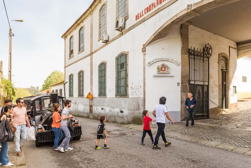 Porto: Magic Train Tour and Port Wine Cellar with Tastings - The historic-center circuit and its best sights