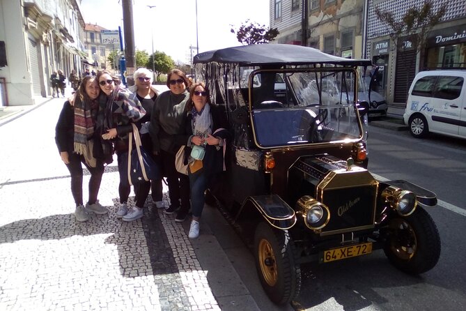 Porto: Private Tour to the Historic Center in a Classic Car - What the guide adds to the drive