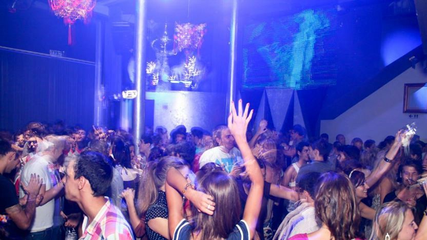 Porto: Pub Crawl with 6 Drinks and VIP Club Entry - Six drinks and the real value of $19