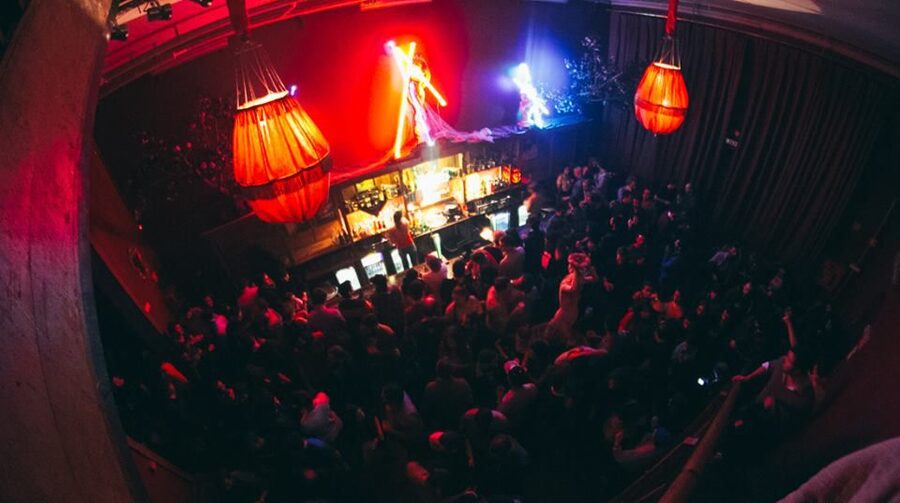 Porto: Pub Crawl with 6 Drinks and VIP Club Entry - Music, crowds, and the limits of the format
