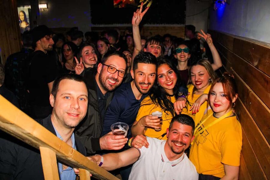 Porto: Pub Crawl with 7 Drinks, Games, and VIP Club Entry - Rua de Cândido dos Reis and the final club