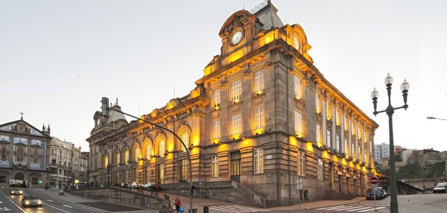 Porto Ribeira and highlights Private Walking Tour - Infante Henrique Square and the riverward route