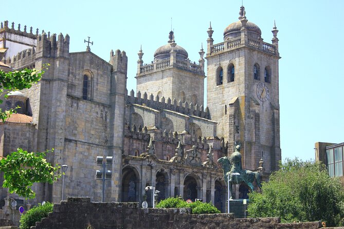 Porto's #1 Walking Tour - Igreja do Carmo and the blue tile tradition