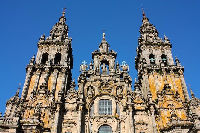 Porto: Santiago de Compostela and Valença do Minho Day Trip - What the guide adds to the day