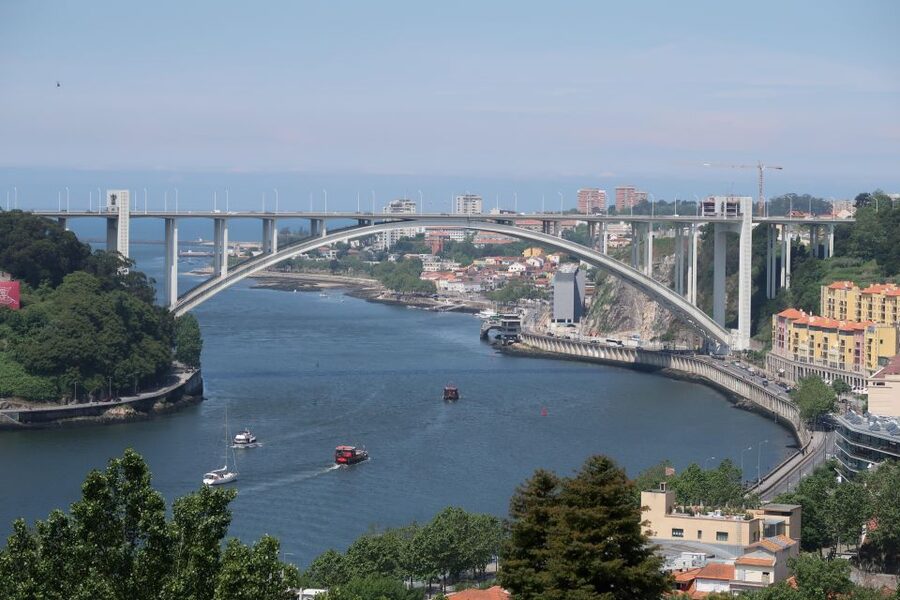 Porto: Self-Guided Bike and Boat Tour with Port Wine Tasting - Seeing Porto from a rabelo boat