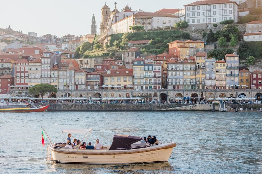 Porto: Six Bridges Douro River Cruise with Drinks - What the crew adds to the experience