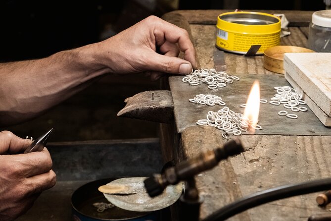 Porto: Tour to the world of silver in a century-old workshop - Watching silver take shape