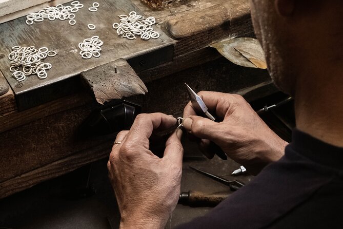 Porto: Tour to the world of silver in a century-old workshop - The showroom arranged like a home