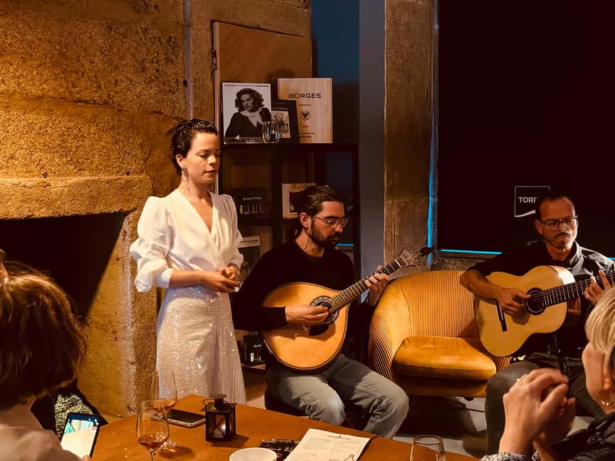 Porto: Traditional Fado Show with Welcome Drink - Meeting the musicians after the performance