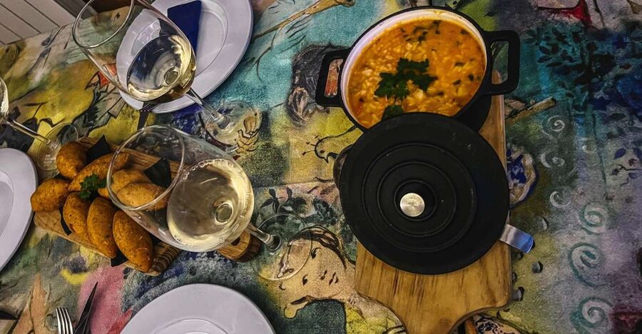 Porto: Walking Dinner Tour with Family-Owned Restaurants - Walking Aliados Avenue between courses