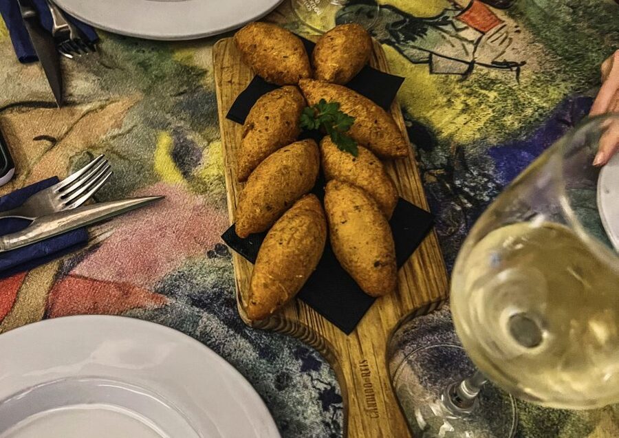 Porto: Walking Dinner Tour with Family-Owned Restaurants - Santa Catarina and the city after dark
