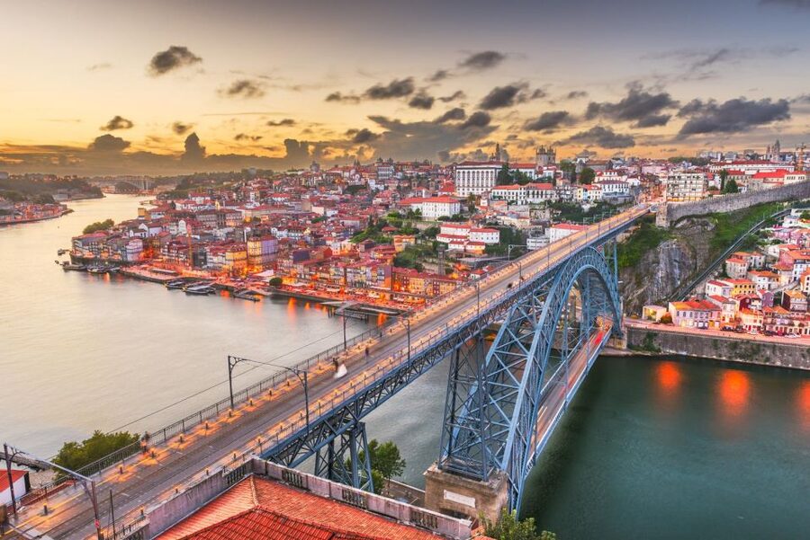 Porto Walking Tour of the city centre in small-groups - Vitória brings the streets into focus