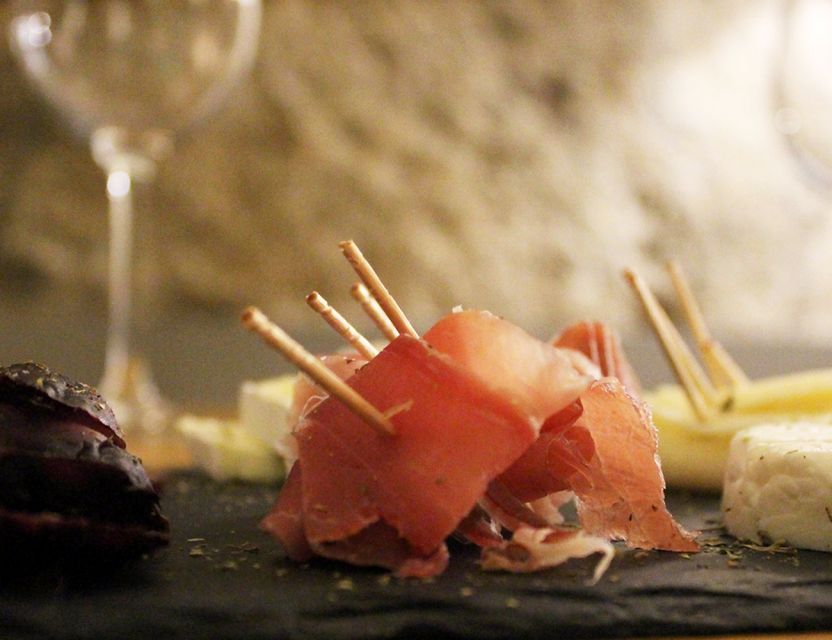 Porto: Wine Tasting with Tapas Walking Tour - Portuguese wines beyond Port