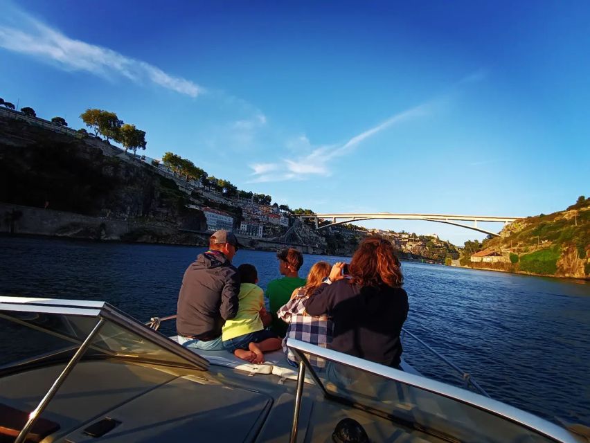 Private Boat Tour 6 Bridges 1h30, group price up to 6px - The bridge sequence toward the Infante