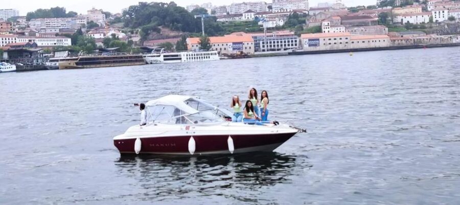 Private Boat Tour 6 Bridges 1h30, group price up to 6px - Sunset, music, and the mood on board