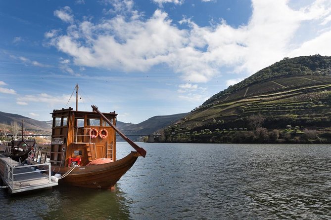 Private Douro Valley Wine Tour: 2 Wine Estates, Lunch and Cruise - Viewpoints, vineyards, and the road to Pinhão