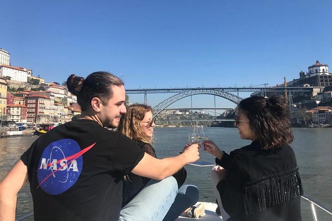 Private tasting in the Douro (1 to 7 people) on a yacht for yourself - Under Porto’s bridges and beside Gaia’s cellars