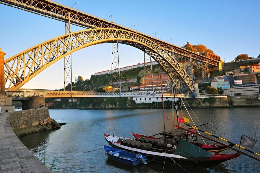 Private Walking Tour, highlights and secrets of Porto - Clérigos, Carmo, and Lello