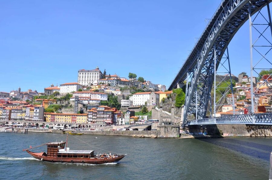 Private Walking Tour, highlights and secrets of Porto - Porto Cathedral and the Fernandine walls