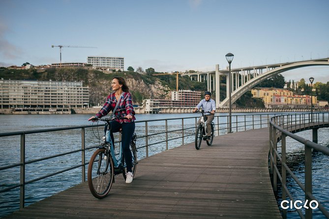Rent an Electric Bike with Bosch motor - Riding south on the 25-kilometer cycle lane