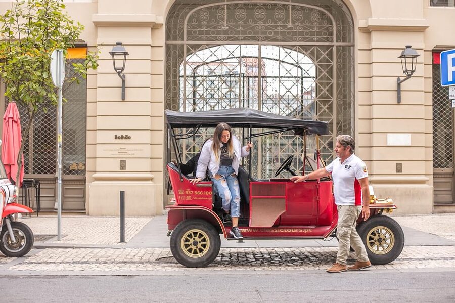 Tour Porto: Classic Car + A Toast with Port Wine - The Luís I Bridge from Below and Above