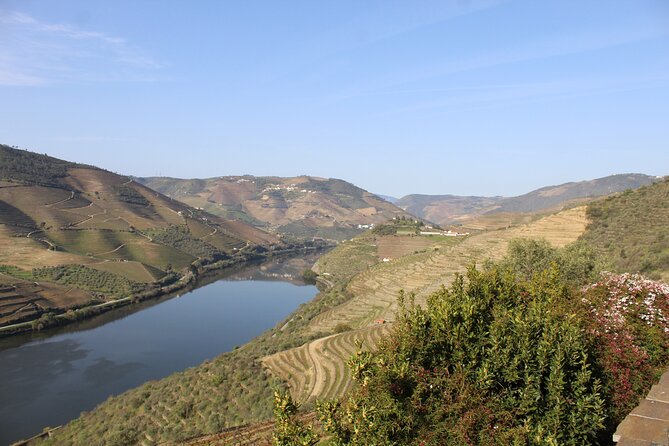 Tour the Douro wine region, and discover the fantastic landscape - What the private format really changes