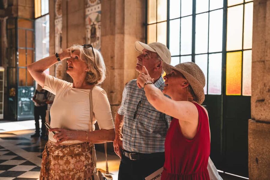 Walking tour discover Porto's center in German (max. 12 pax) - Down to Palácio da Bolsa and Mercado Ferreira Borges